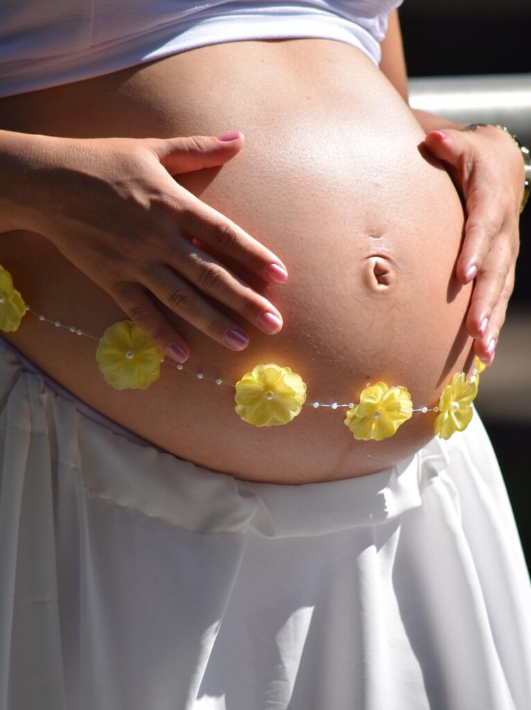 ventre de femme enceinte et aromatherapie